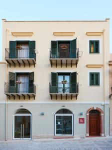 卡斯泰拉马莱Ai Gradini Affittacamere的公寓大楼设有窗户和阳台。