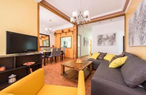 马德里Apartmento Las Letras的带沙发和电视的客厅