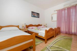 科洛塞普Oreb Dream Apartments的一间卧室设有两张床和窗户。