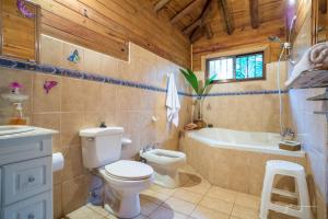 卡维塔Casa Marcellino Lodge的浴室配有卫生间、浴缸和水槽。