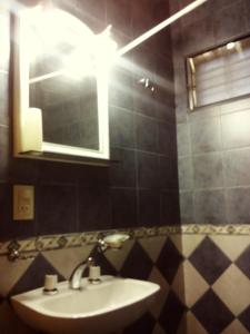 科斯金Cabañas Aliksir的一间带水槽和镜子的浴室