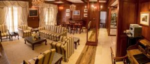 康提马哈威利齐酒店的带沙发的客厅和用餐室