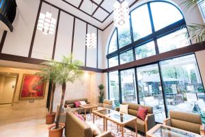 东京新宿蔷薇花园饭店的大堂设有桌椅和窗户。