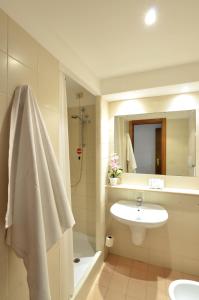 罗马特克斯酒店的一间带水槽、卫生间和淋浴的浴室