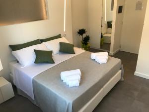 维博瓦伦蒂亚CALAMO -HOTEL -RESIDENCE- B&B的一间卧室配有一张大床和两条毛巾