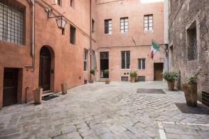 锡耶纳La Terrazza Sul Campo-Rooms Only的一座空的庭院,在建筑物里挂着旗帜
