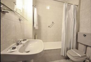 波尔图帕兰卡酒店的一间带水槽、卫生间和淋浴的浴室