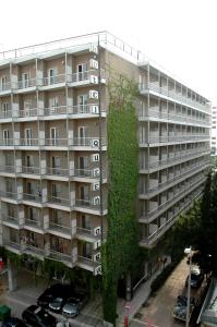 塞萨洛尼基奥尔加皇后酒店的一座常春藤长在公寓楼里的大型公寓楼