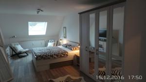 圣安德里斯伯格Ferienwohnung An der Jordanshöhe的一间卧室设有一张床和一个滑动玻璃门