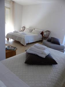 孔韦尔萨诺Delle Forche的一间卧室配有两张床和两把椅子