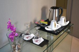 塔朗斯Hôtel de Guyenne的玻璃桌,带酒杯和咖啡壶