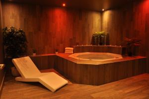 拉普德兹皮克布兰科酒店的一个带椅子的按摩浴缸
