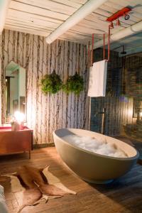 比勒陀利亚Bly B&B的木地板上设有带大浴缸的浴室