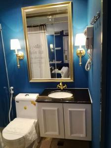 怡保达伊卡尔1号18站酒店的一间带水槽、镜子和卫生间的浴室