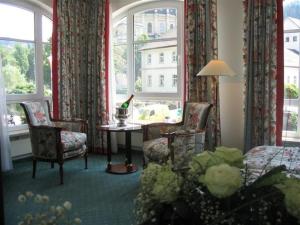 圣布拉辛佳尔尼艾希酒店的客房设有一张床、椅子、一张桌子和窗户。
