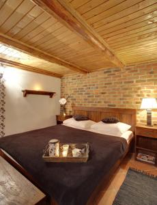 KaranacApartments Ivica i Marica的一间卧室设有两张床和砖墙
