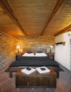 KaranacApartments Ivica i Marica的卧室设有一张砖墙内的大床