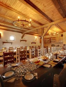 KaranacApartments Ivica i Marica的一间带长桌和椅子的用餐室