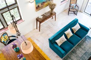 卡斯卡伊斯Art 4 You Cascais Suites的享有带蓝色沙发的客厅的顶部景色。