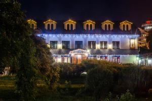 白采尔科维Lepsza Садыба的一座晚上有圣诞灯的建筑