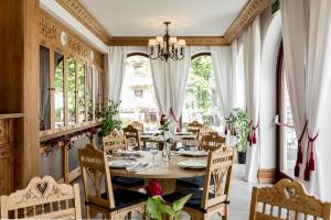 扎科帕内罗格斯酒店的一间带桌椅和窗户的用餐室