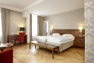 Hotel Waldhaus Sils客房内的一张或多张床位