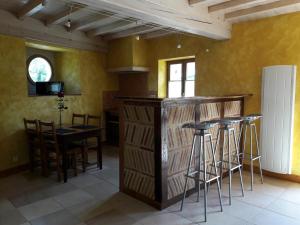 Viréle gîte de viré的厨房设有吧台、桌子和凳子