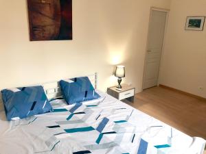 马赛可可普莱斯普拉吉维罗德罗姆别墅的卧室内的白色床和蓝色枕头