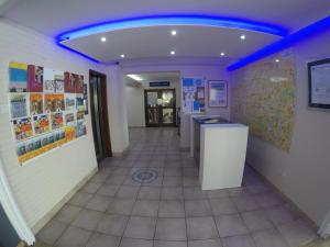 尼科西亚阿斯蒂酒店的一间房间中带蓝色灯的走廊