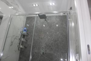 那不勒斯La Casa di Lù的浴室里设有玻璃门淋浴