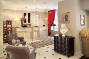 巴黎喜剧酒店的客厅配有沙发和椅子