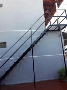 伊瓜苏港Apartamentos Centricos Puerto Iguazu的建筑物一侧的金属楼梯