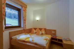 索尔登贝特霍尔德公寓的一间卧室配有一张木床和窗户