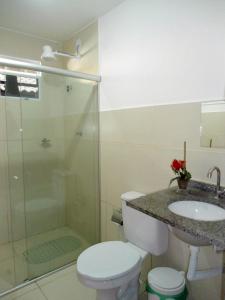 马塞约Casa Aeroporto Maceió的带淋浴、卫生间和盥洗盆的浴室