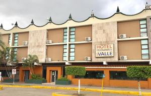 库利亚坎Hotel del Valle的前面有标志的酒店