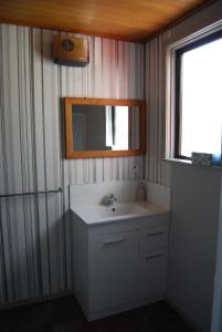 亚历山德拉Judge Rock Exclusive Vineyard Cottage Accommodation度假屋的一间带水槽和镜子的浴室