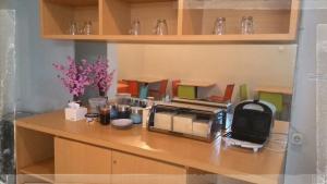 泗水SWK95号酒店的厨房柜台配有烤箱。