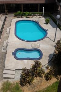 峇六拜赛里马来西亚槟城岛酒店的庭院设有大型游泳池,