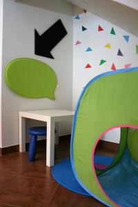 阿尔热祖尔casa da ponte aljezur center的一间设有桌子、椅子和标志的房间