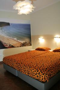 阿尔热祖尔casa da ponte aljezur center的一间卧室配有一张带海洋绘画的床