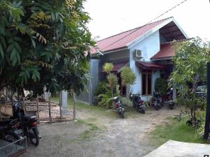 Lhonga埃迪民宿的停在房子前面的一群摩托车