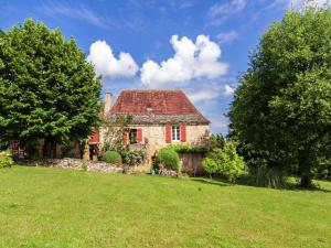 Saint-CybranetFarmhouse in Saint Cybranet with Private Garden的一座红色屋顶的古老石头房子