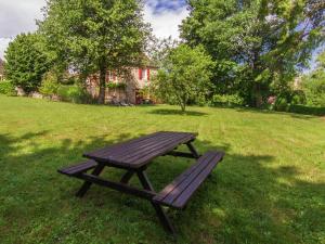 Saint-CybranetFarmhouse in Saint Cybranet with Private Garden的草场上的木餐桌