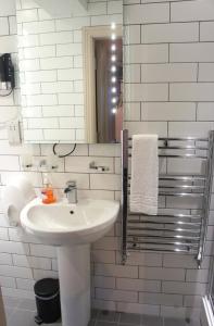 韦克菲尔德约克别墅酒店的白色的浴室设有水槽和镜子