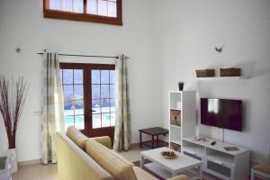 普拉亚布兰卡Eslanzarote Villa Kalima的带沙发和电视的客厅