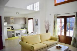 普拉亚布兰卡Eslanzarote Villa Kalima的带沙发的客厅和厨房