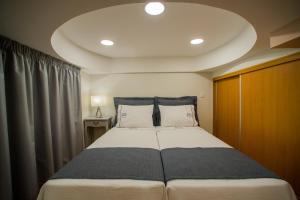 丰沙尔Apartments Madeira City Center的一间卧室配有一张大床和两个枕头