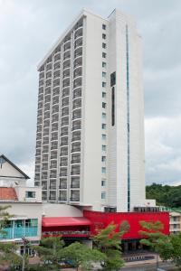 巴拿马城Central Park Hotel & Casino的一座白色的大建筑,有红色的建筑