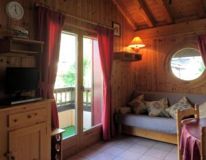 圣热尔韦莱班Les Jardins Alpins - Apartment的带沙发和窗户的客厅