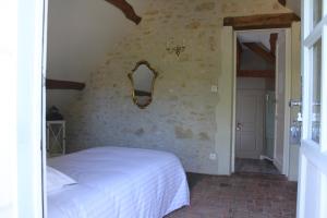 Francueil贝拉西莫内塔住宿加早餐旅馆的一间卧室配有一张床和一面镜子的墙壁